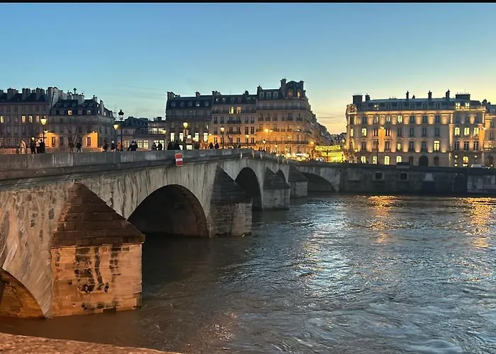 Chic Near Louvre & Eiffel Tour Apartment Paris