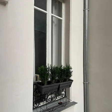 Chic Near Louvre & Eiffel Tour * باريس