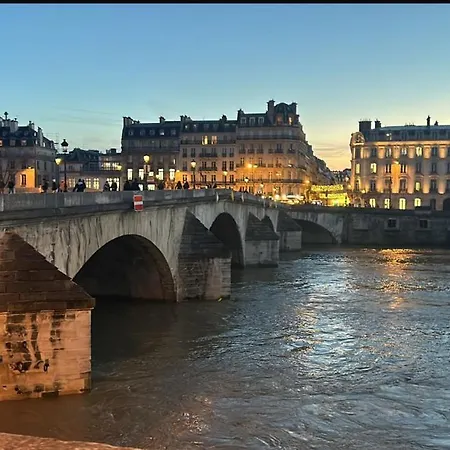 Chic Near Louvre & Eiffel Tour شقة باريس