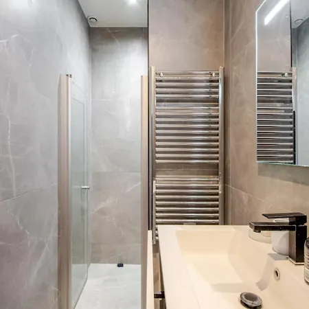 Chic Near Louvre & Eiffel Tour باريس