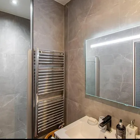 Chic Near Louvre & Eiffel Tour باريس