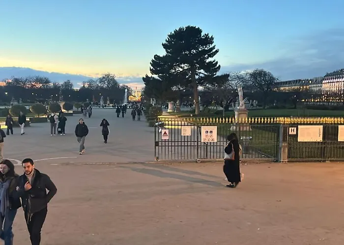 Chic Near Louvre & Eiffel Tour פריז