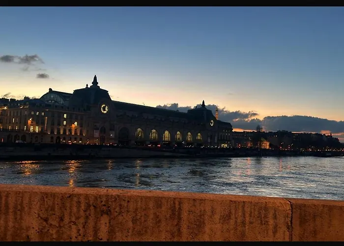 דירה Chic Near Louvre & Eiffel Tour פריז